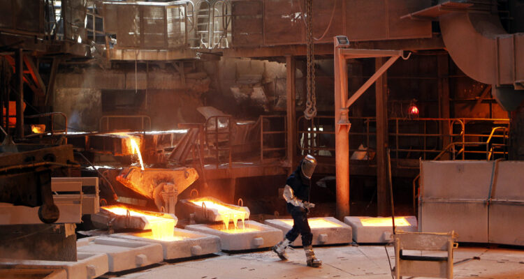Cochilco corrige a la baja proyección al precio del cobre del 2022: metal ha caído un 22,9% este año