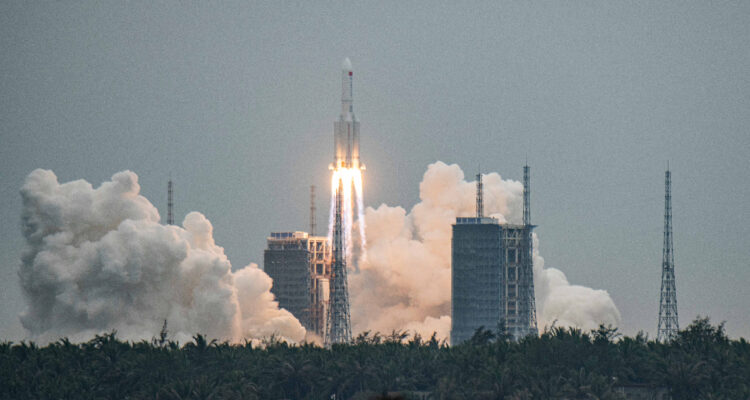 Foto del cohete chino que cae sin control cuando despegó por primera vez.
