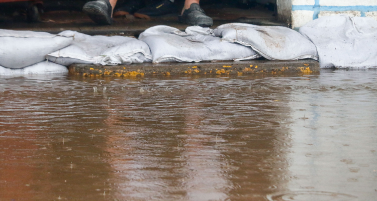 Colapso de alcantarillas afecta con aguas servidas a 45 familias en Río Bueno tras intensas lluvias