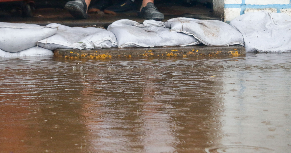 Colapso de alcantarillas afecta con aguas servidas a 45 familias en Río Bueno tras intensas lluvias