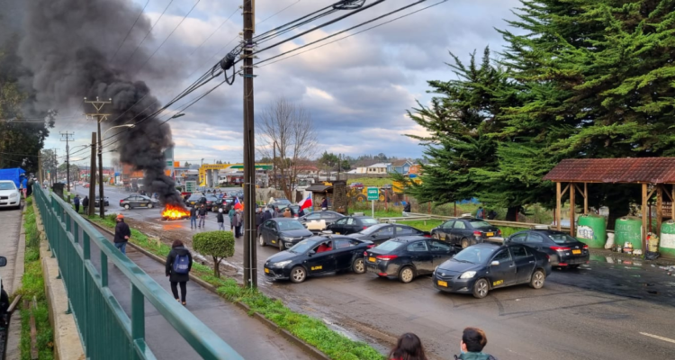 Colectiveros bloquean acceso norte a Cañete.