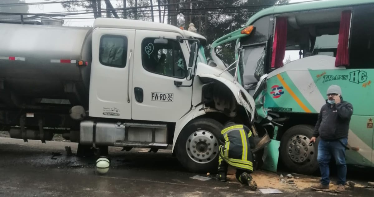 Colisión entre camión y bus con pasajeros deja 11 lesionados en Osorno: chofer quedó atrapado