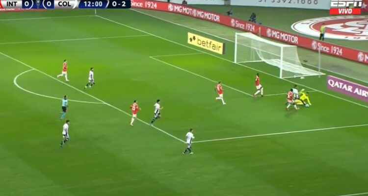 Colo Colo abrió la cuenta ante Inter de Porto Alegre gracias a un penal.