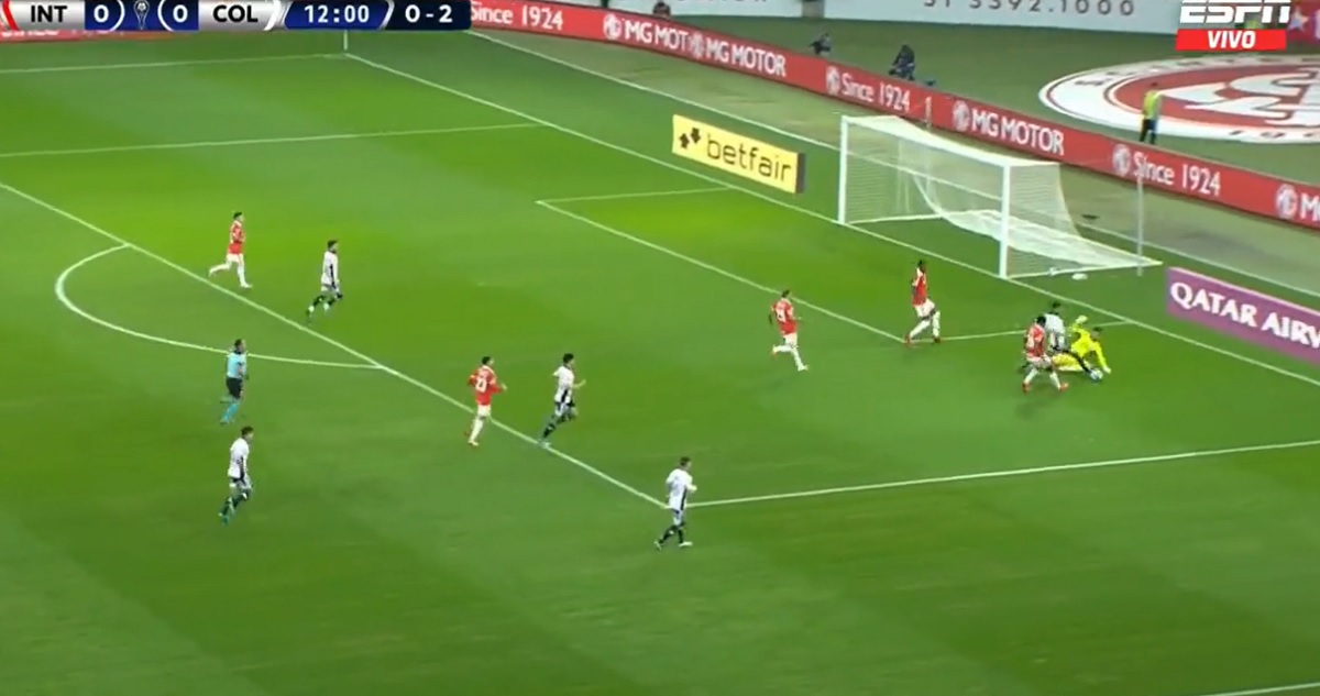 Colo Colo abrió la cuenta ante Inter de Porto Alegre gracias a un penal.