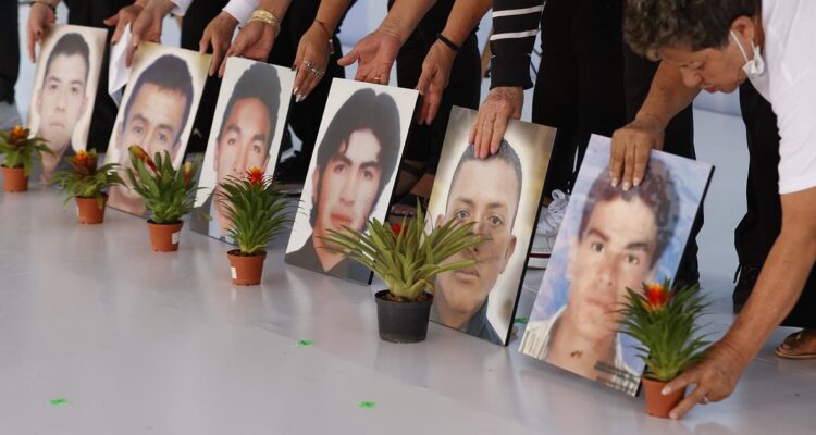 Familiares de falsos positivos ejecutados por el Ejército.