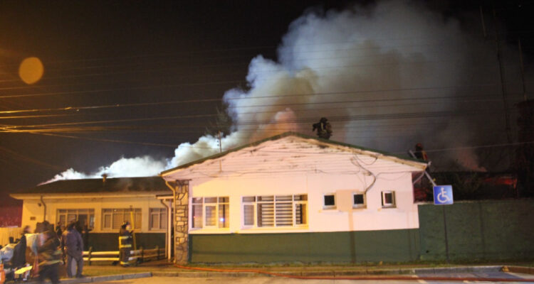 Incendio destruye dependencias de la Quinta Comisaría de Carabineros en Pitrufquén