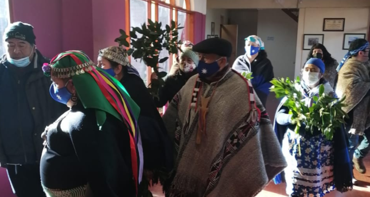 Comunidades mapuches rechazan desvinculación de facilitador intercultural en Cesfam de Pitrufquén.