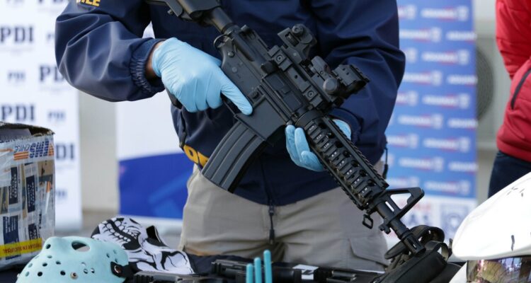 Condenan a penas efectivas a banda que traficaba armas desde EEUU