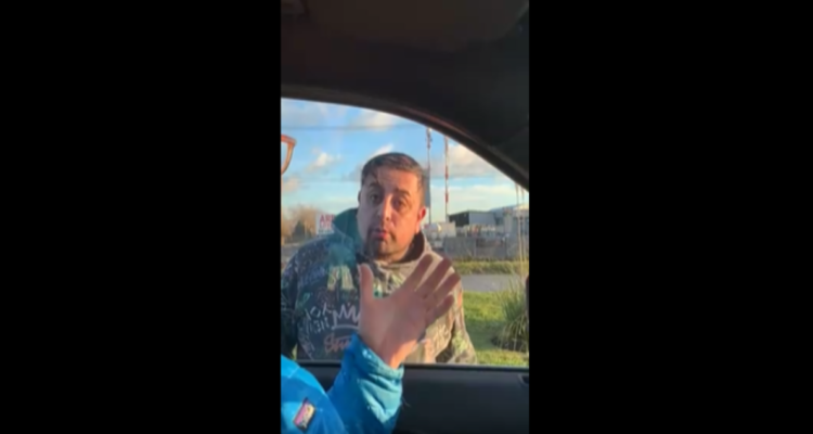 Conductor amenaza con bate a familia en Costanera de Concepción