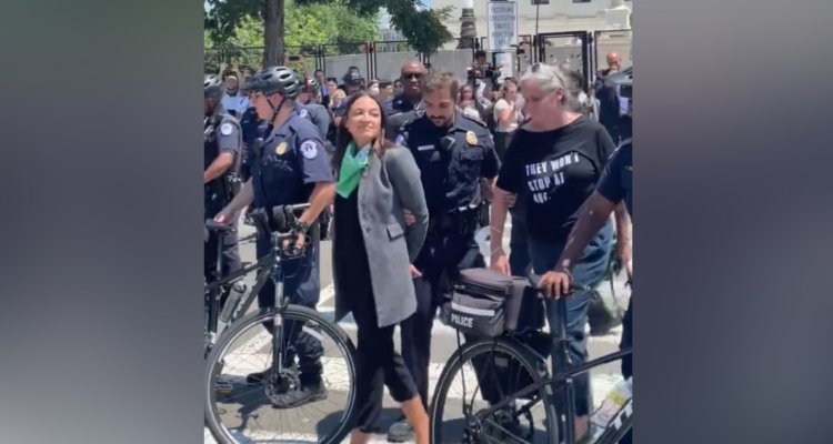 Ocasio-Cortez siendo arrestada frente a la Corte Suprema de EEUU.