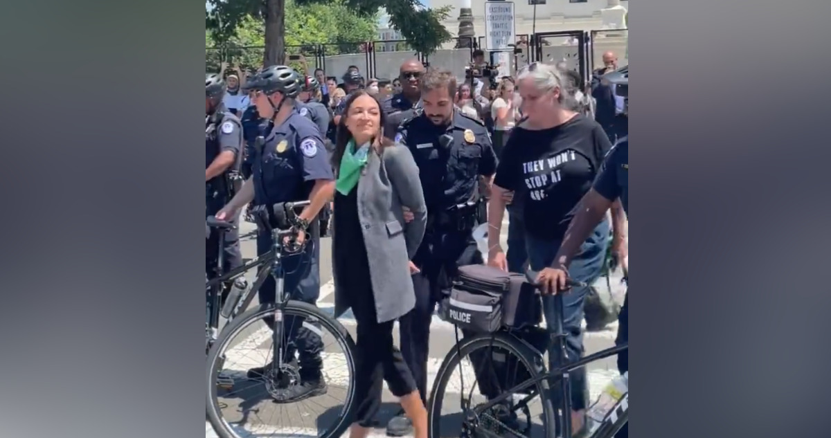 Ocasio-Cortez siendo arrestada frente a la Corte Suprema de EEUU.