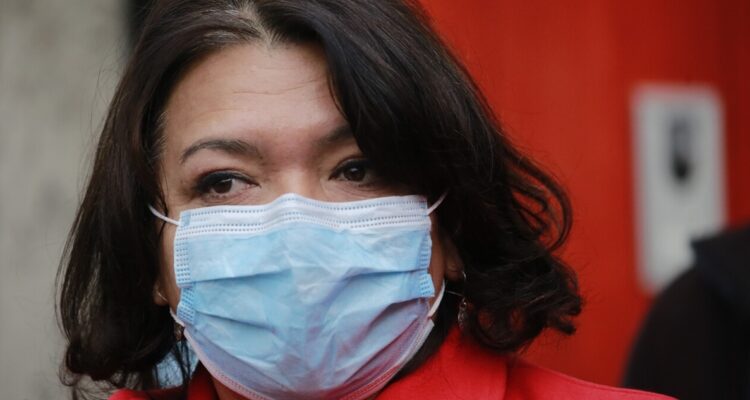 Contraloría declara improcedente actuar de alcaldesa Pizarro: tuiteó en horario laboral por Apruebo