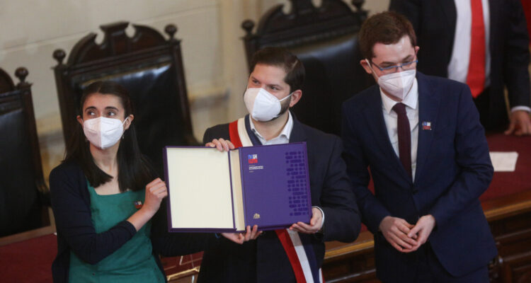 Minuto a Minuto: Boric firma decreto para convocar al Plebiscito tras recibir texto de Constitución