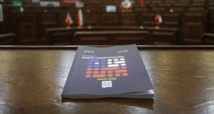 Grupo de convencionales pide entrega de texto definitivo antes de ceremonia de cierre
