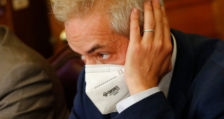 Director de Migraciones tapándose un oído