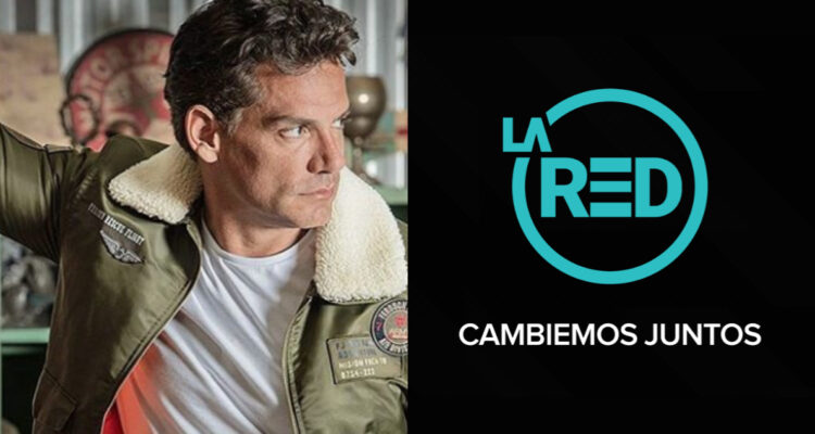 Cristián de la fuente posa mirando hacia su derecha serio. A su lado, el logo del canal de televisión.