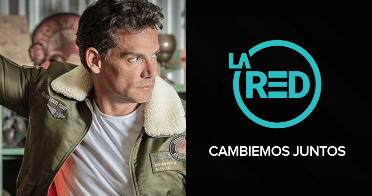Cristián de la fuente posa mirando hacia su derecha serio. A su lado, el logo del canal de televisión.