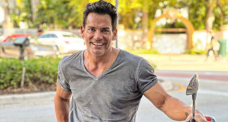 El actor Cristián de la fuente posa al lado de una moto sonriendo. El intérprete protagonizará una peícula navideña.