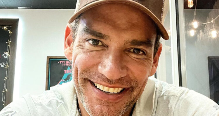 Cristián de la Fuente sonríe a la cámara mientras usa un jockey.