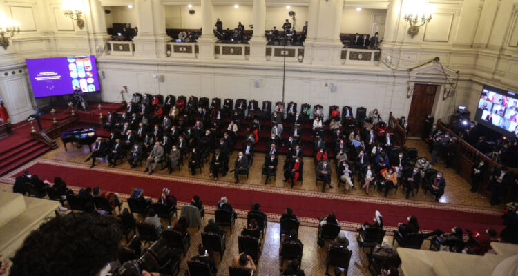 Criteria: Rechazo sube al 49% y la Convención cierra un año con un 57% de desaprobación