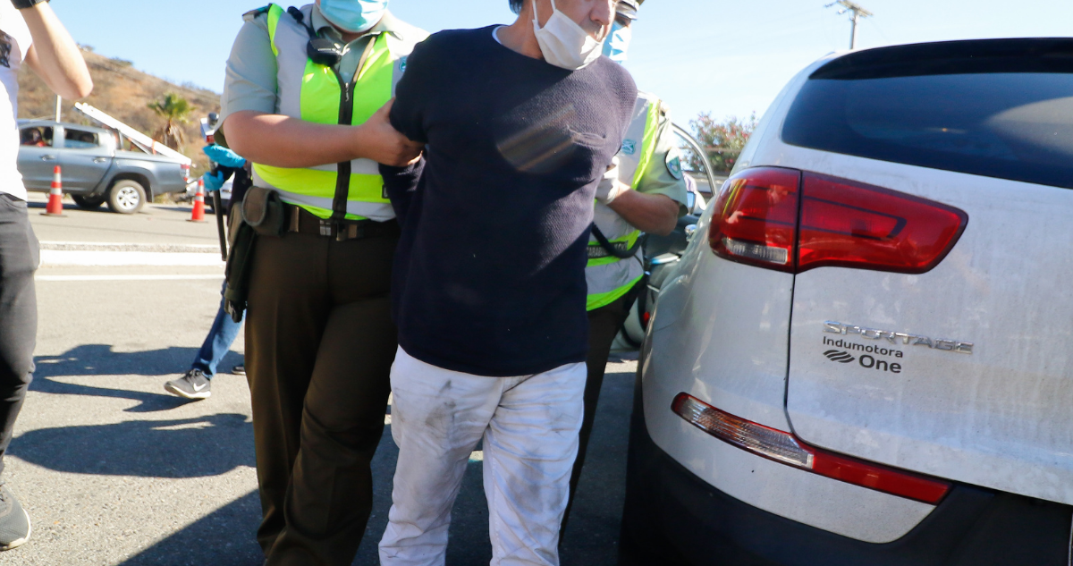 Dejan en libertad a hombre que conducía auto robado con patentes falsas en Los Ángeles