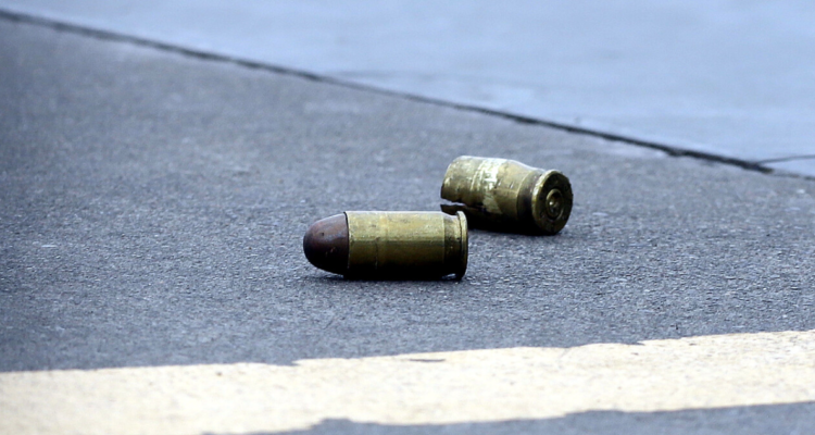 Casquillos de bala en la calle.