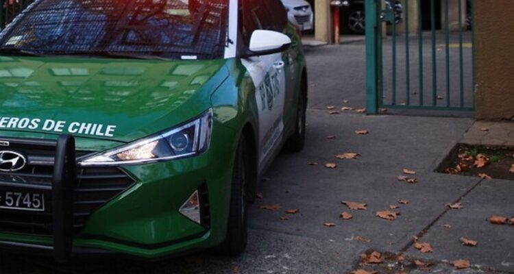 Delincuentes con overoles blancos realizan atraco con disparos en bencinera de La Pintana