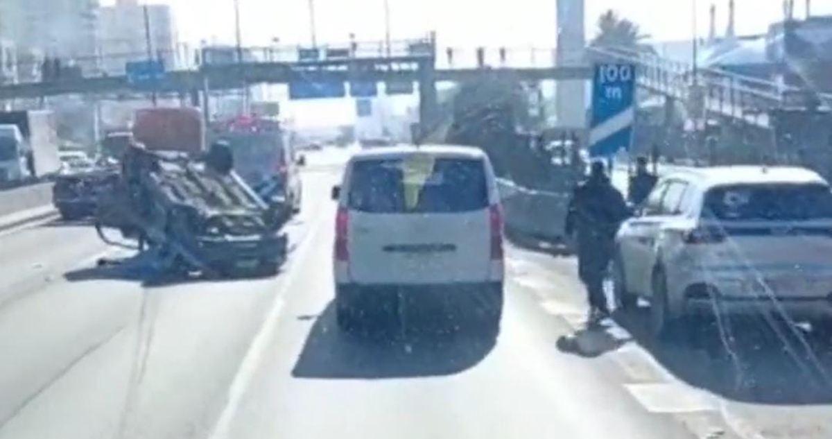 Detienen a delincuentes que se volcaron en Maipú cuando huían tras millonario asalto