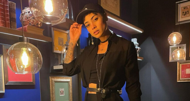 La modelo Camila Recabarren posa para la cámara seria.