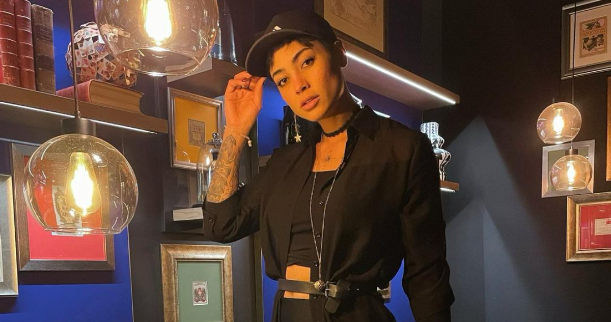 La modelo Camila Recabarren posa para la cámara seria.