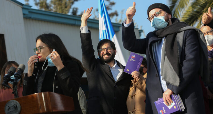 El Presidente Gabriel Boric, junto a Camila Vallejo, Vocera de Gobierno y Jeannette Vega, Ministra de Desarrollo Social, llegan al lanzamiento de la campaña “Voto Informado” acompañado por vecinos y vecinas de Peñalolen en el CCR de la comuna