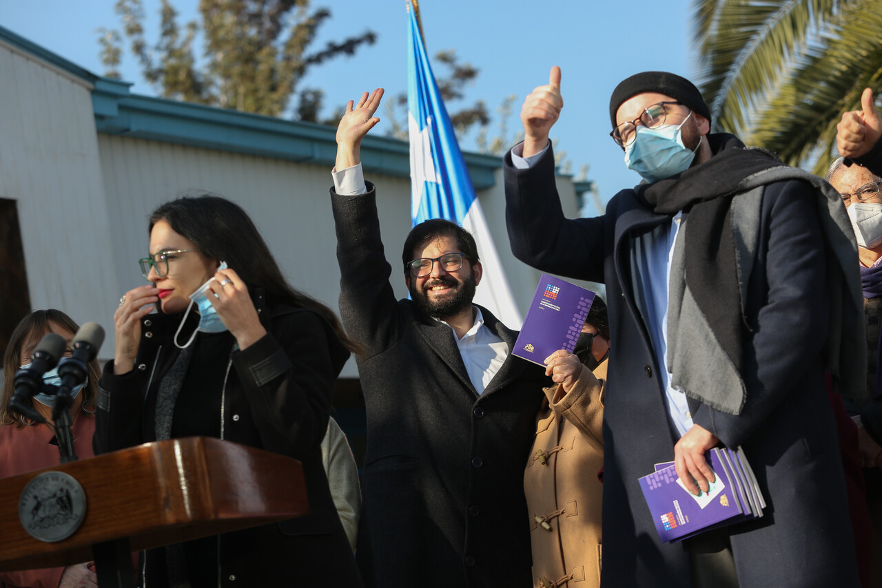 El Presidente Gabriel Boric, junto a Camila Vallejo, Vocera de Gobierno y Jeannette Vega, Ministra de Desarrollo Social, llegan al lanzamiento de la campaña “Voto Informado” acompañado por vecinos y vecinas de Peñalolen en el CCR de la comuna