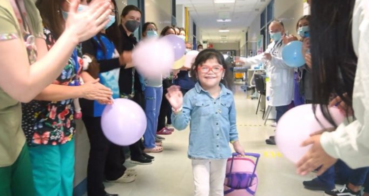 Niña dada de alta de Hospital Los Ángeles