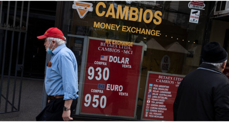 Desplome del dólar: divisa cae más de 120 pesos tras intervención del BC y cotiza en los $925