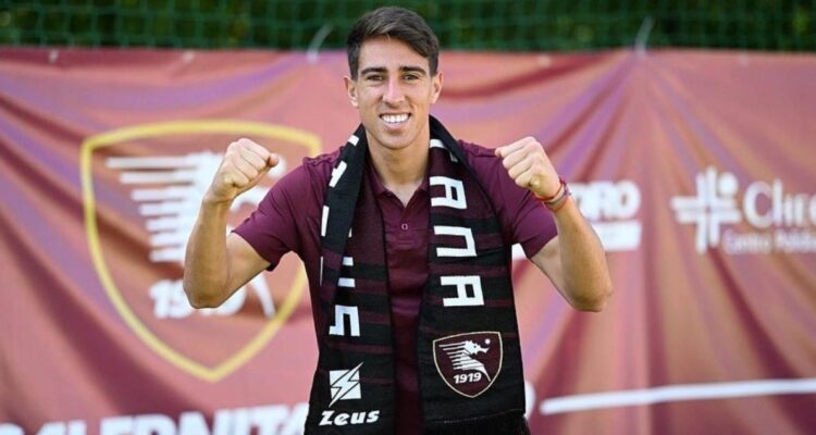 Diego Valencia fue presentado en Salernitana.