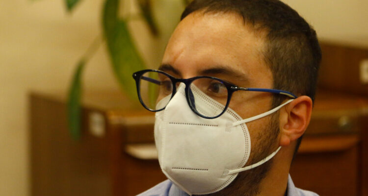 Polémica luego que diputado del Frente Amplio reconociera que consume marihuana