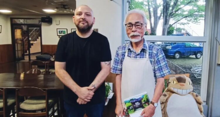 Director chileno se reúne con Hayao Miyazaki en el mítico Studio Ghibli: “Se cumple un sueño”