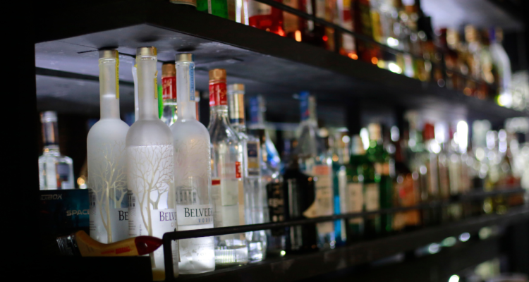 Imagen de distintos licores en una barra.