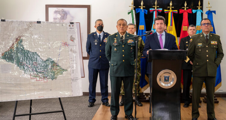 El ministro de Defensa de Colombia y la cúpula militar informan a la prensa el asesinato del líder disidente.