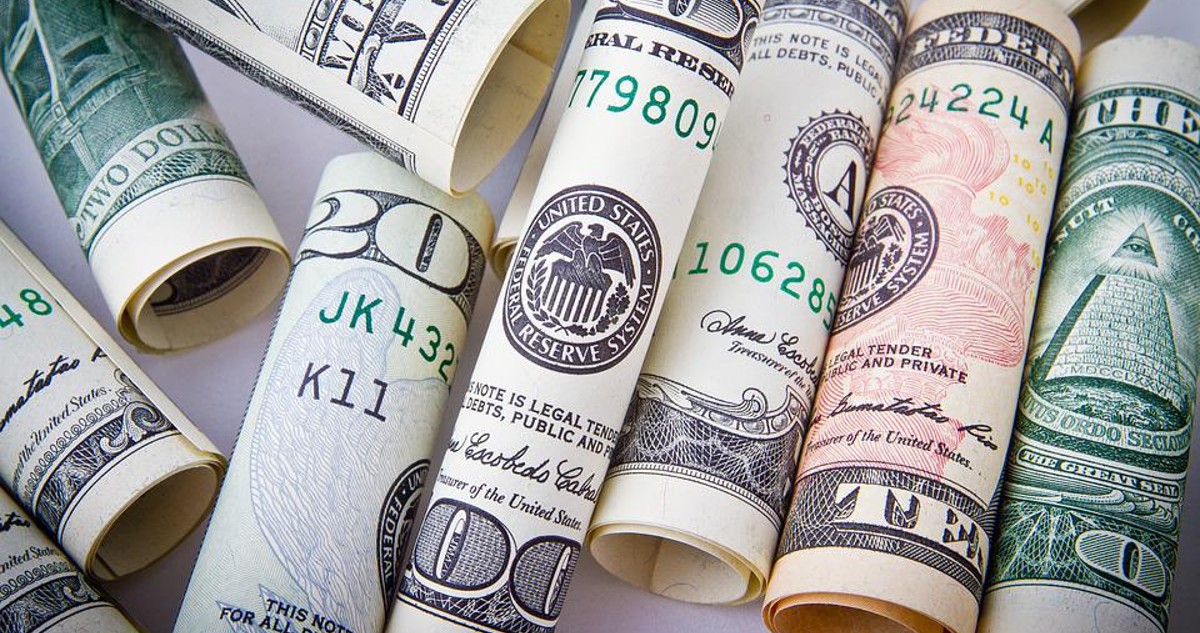 Dólar comienza semana con presión alcista pese a menos movimientos de mercado ante feriado en EEUU