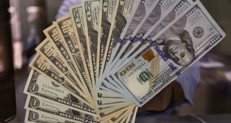 Expertos creen que caída del dólar será sólo transitoria por presión de factores externos