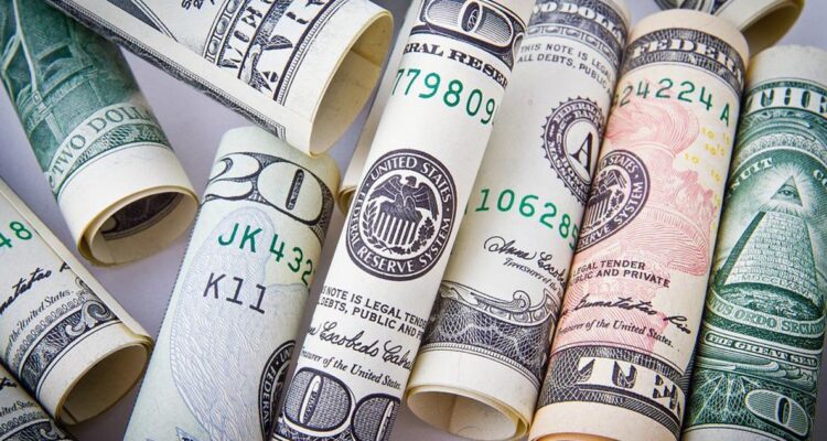 Dólar sigue en caída libre pero expertos reiteran rebote al alza en cualquier momento
