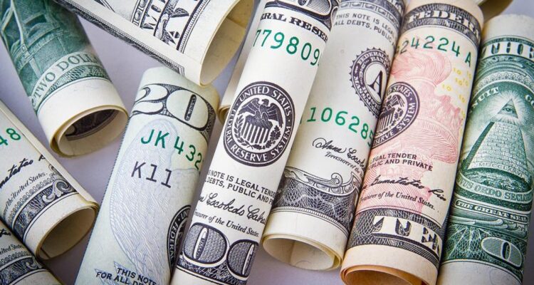 Dólar busca los $920 mientras el mercado está expectante a lo decida la Fed sobre las tasas en EEUU