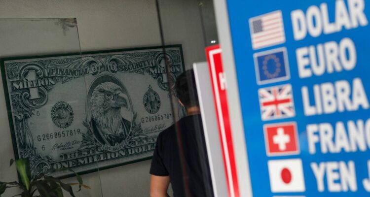 Dólar abre en $911 en día clave para EEUU: se conocerá si país cayó o no en una recesión técnica