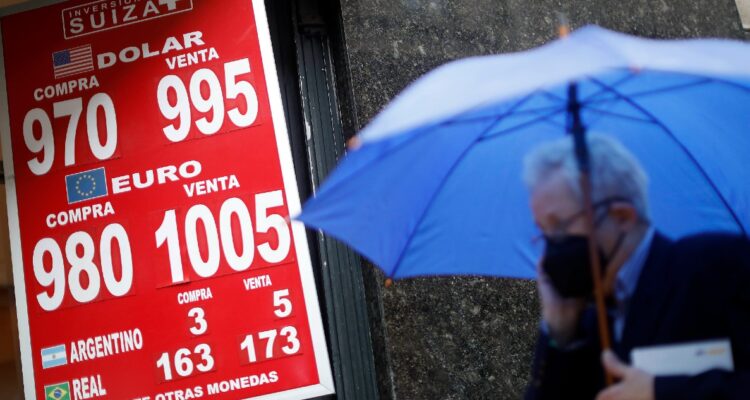 Dólar parte la semana nuevamente acechando los $1.000 ante incertidumbres locales y globales