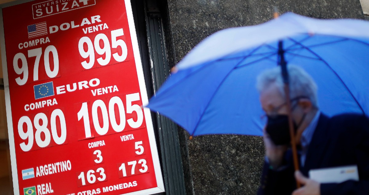 Dólar parte la semana nuevamente acechando los $1.000 ante incertidumbres locales y globales