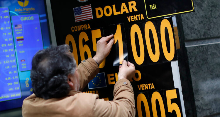 Dólar abre al alza y llega a cotizarse en los $1.020 pese a palabras del Banco Central