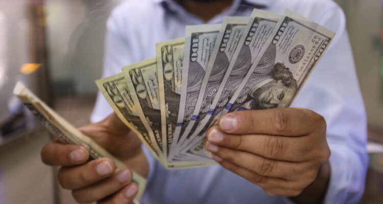 Dólar toca los $1.030 pero logra cotizarse a la baja tras tasa de inflación histórica en EEUU