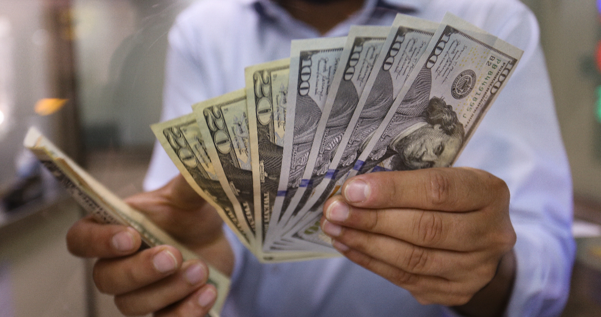 Dólar toca los $1.030 pero logra cotizarse a la baja tras tasa de inflación histórica en EEUU
