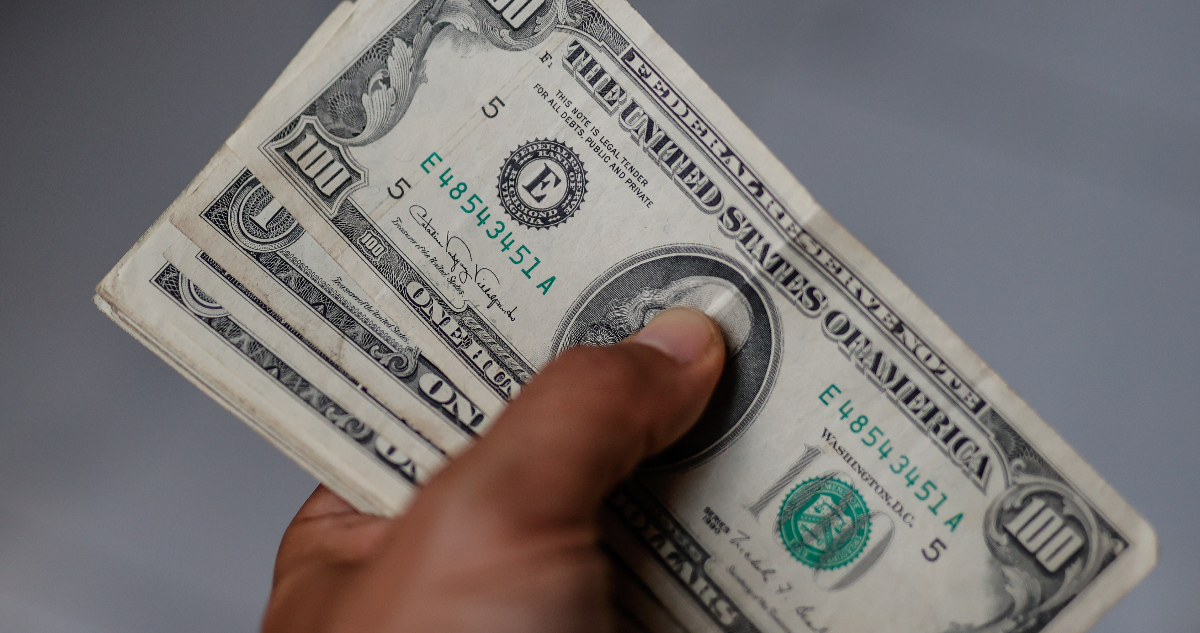 Dólar sigue cayendo y abre cerca de los $900 ante contracción de la economía estadounidense